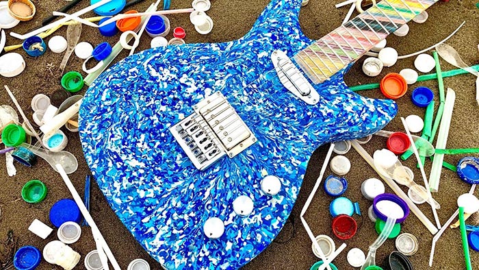 Burls Art vytvořil elektrickou kytaru z odpadu vyloveného z moře
