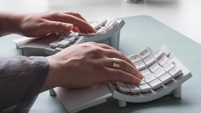 Glove80 je ergonomická klávesnice roztržená na dvě poloviny