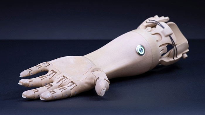 TrueLimb jsou realistické protetické končetiny schopné uchopovat předměty