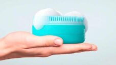 Handso kombinuje držák na mýdlo s mycí houbou a chce omezit používání mycích gelů