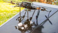 Helios je speciálně vyvinutý dron s robotem na čištění solárních panelů