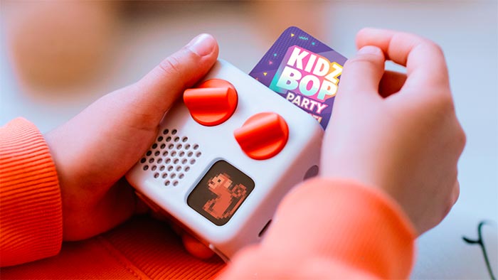 Yoto Mini je přenosný audio přehrávač navržený speciálně pro děti