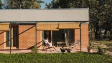 Slow Studio postavilo nedaleko Madridu nenápadný pasivní dům z cihel a dřeva