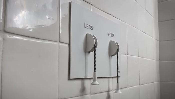 Splachování toalety Less is More splachuje s pomocí dvou různě dlouhých provázků
