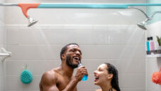 Tandem Shower je nástavec na sprchu pro sprchování ve dvou