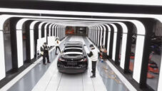 Tesla natočila fascinující průlet jejich novou Giga továrnou na auta v Berlíně