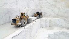 Filmaři natočili těžbu bloků mramoru v Řecku a následnou úpravu na desky