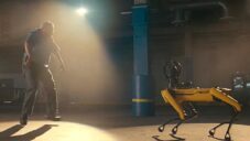 Boston Dynamics natočilo údržbáře v továrně tančícího s roboty Spot