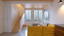 Architekt vybudoval ze staré pařížské půdy malý loftový byt s plochou 45 metrů