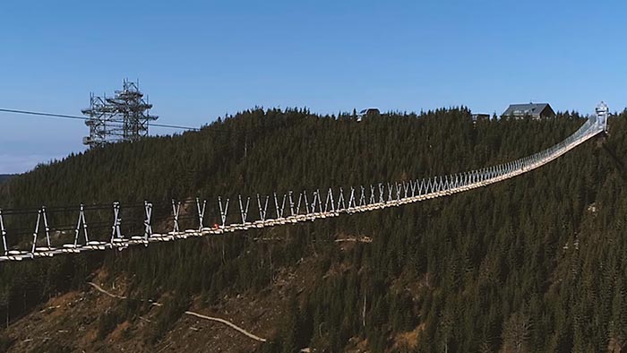 Nejdelší visutý most na světě Sky Bridge 721 se poprvé ukazuje na leteckých záběrech