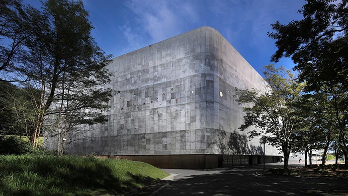 Gymnázium v japonském Honjo má monolitický design a interiér z pohledového betonu