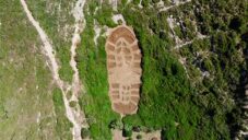 V krajině řeckého ostrova Paxos vznikl 1 000metrový otisk boty jako varování