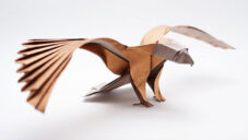 Jo Nakashima ukazuje skládání složitých origami včetně letícího orla