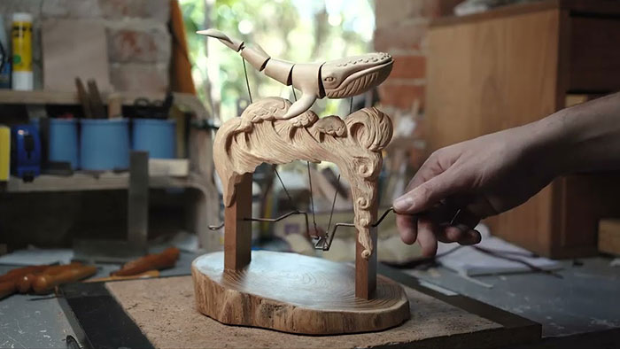 Sylvain Gautier ukazuje náročnou výrobu kinetické stolní sochy velryby ze dřeva