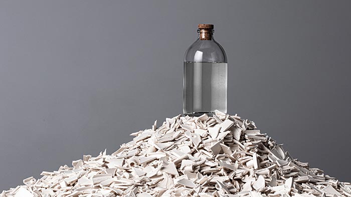 Japonský designér vyvinul postup proměny plastového odpadu v nápoj saké