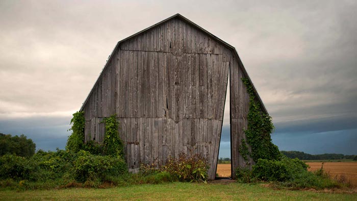 Stará americká stodola dostala výřezy sloužící jako průhledy do krajiny