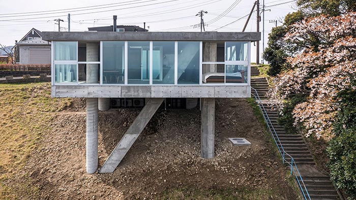 Betonový dům Torus House stojí v prudkém svahu s výhledem do japonské krajiny
