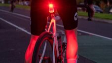 Flock Light je bezpečnější zadní světlo na kolo osvětlující částečně i cyklistu
