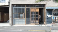 Tokijská kavárna Kusunoki-so má variabilní fasádu proměnlivou na výdejnu