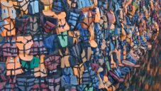 Ai Weiwei nainstaloval na městské opevnění stovky záchranných vest od uprchlíků