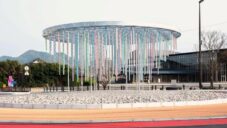 Japonský architekt postavil do středu kruhového objezdu instalaci z barevných tyčí