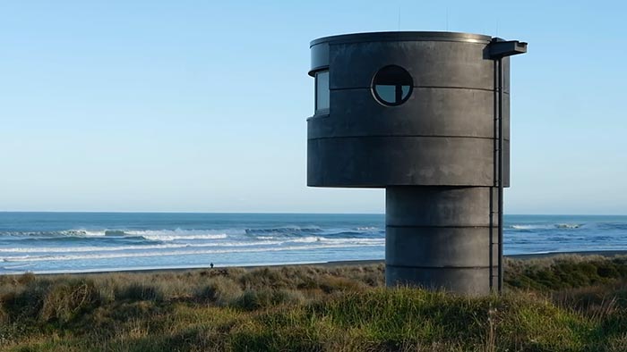 Te Pae je robustní betonová hlídková věž pro plavčíky dohlížející na surfaře