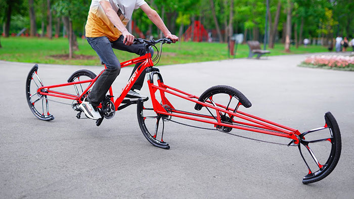 Američan si vyrobil jízdní kolo s kolem rozděleným na třetiny a druhým na polovinu