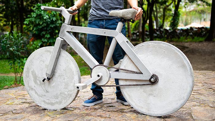 Španěl si vyrobil funkční betonové kolo s váhou 134 kilogramů