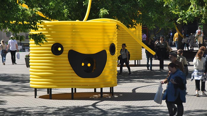Hej Främling je série úsměvných žlutých pavilonů vyrobených z desítek metrů hadic