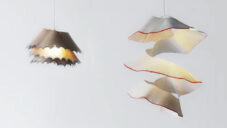 Japonská designérka vyrábí stínidla připomínající obrovské odřezky z tužek