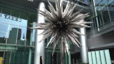 Tokujin Yoshioka vytvořil sochu Star ze 2 000 různě dlouhých ocelových tyčí