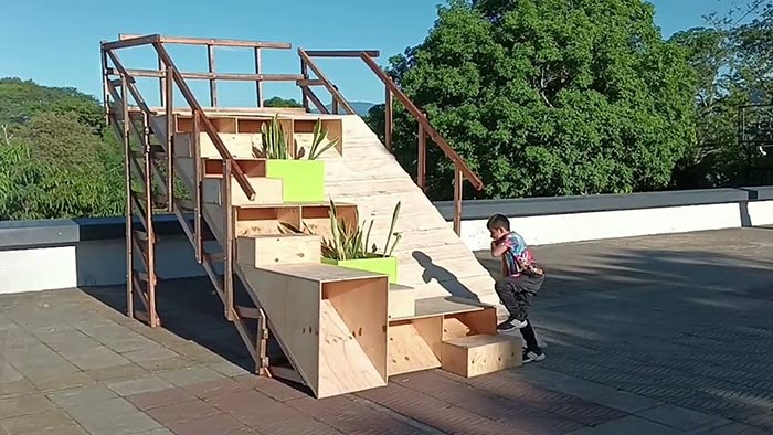 Studenti v Kolumbii vytvořili sérii dřevěných posezení a vyhlídek okolo řeky