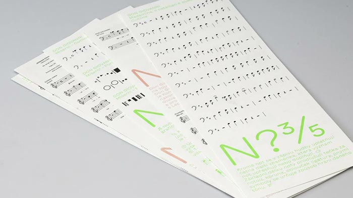 Student grafického designu navrhl notovou sazbu pro lineární bezserifové písmo