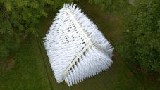 Shiver House je ve větru se chvějící bílý domek obalení 1 100 bílých pírek