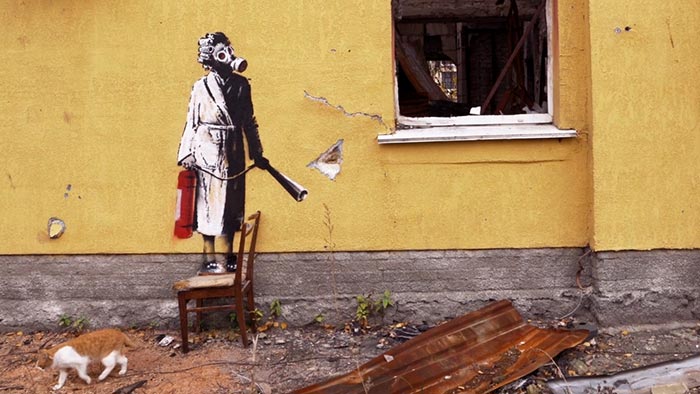 Banksy navštívil válkou poničenou Ukrajinu a vyzdobil ji opět promyšleným street artem