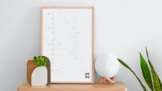 Americké studio Iota navrhlo minimalistický kalendář do současných interiérů