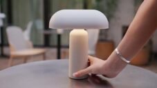 Simon Legald navrhl minimalistickou přenosnou lampičku Porta připomínající houbičku
