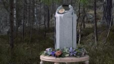 Claesson Koivisto Rune navrhli urnu Ocke vyrobenou z vlny s koženým poutkem