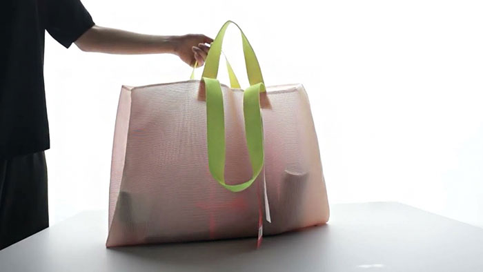 Taška Air je vyrobená z recyklovaných plastových láhví a je lehká jako vzduch Taška Air je vyrobená z recyklovaných plastových láhví a je lehká jako vzduch