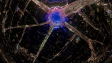 Kulaté náměstí v Madridu zdobí světelné řetězy Iris z výšky připomínající oko