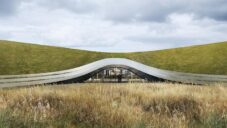 V Polsku postaví sídlo společnosti EcoPet připomínající svou zelenou střechou kopec