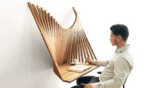 Flow Wall Desk je plochý nástěnný stůl efektně se proměňující na pracovní místo