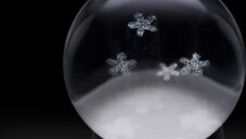 Nendo vytvořilo skleněnou sněhovou kouli s ukrytými motivy malých vloček