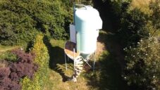 Silo Shelter je předělané zemědělské silo na dvoupodlažní úkryt pro letní přespávání