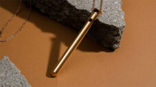 Vesper 2 je malý vibrátor na řetízku navržený jako minimalistický náhrdelník