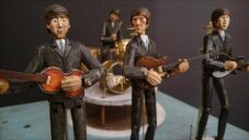 Daniel Bennan vyřezal ze dřeva skupinu The Beatles a vytvořil z nich hrající automat