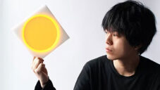 Japonský designér vyvinul svítidlo bez baterií svítící jen díky absorpce okolního světla