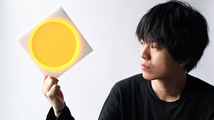 Japonský designér vyvinul svítidlo bez baterií svítící jen díky absorpce okolního světla