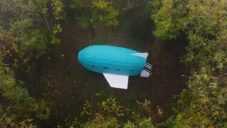 V maďarském lese postavili dřevěný domek s tvarem letadla pro mladou fanynku létání