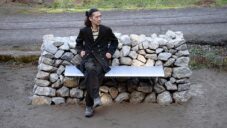Japonská lavička Stonewall Bench je postavená z hromady kamenů bez použití malty